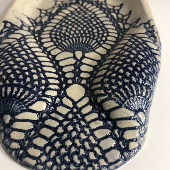 Bonnie Young Scoggins Lace Imprinted Pottery Spoon Rest - Picture 4 of 11